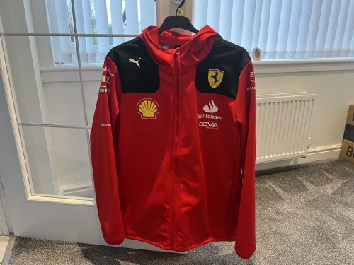 Chaqueta Softshell Scuderia Ferrari 2023 photo review